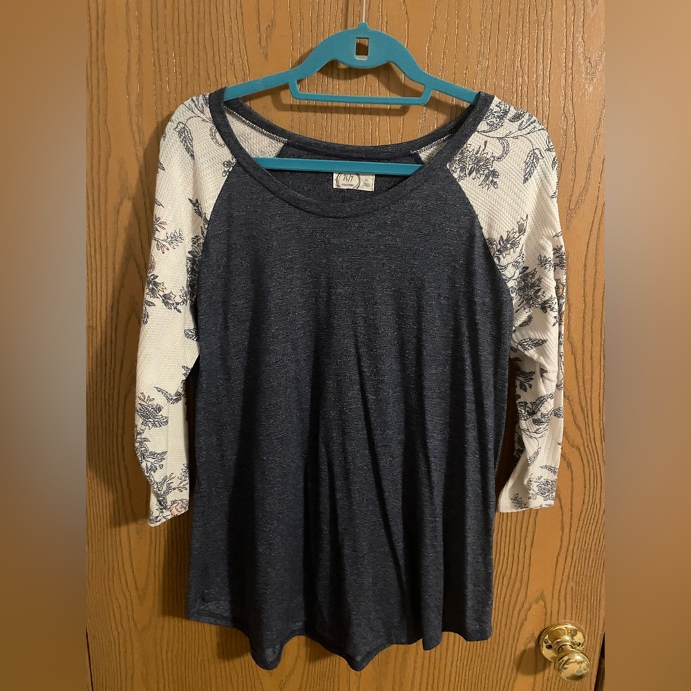 24/7 Maurices Navy and Cream Floral 3/4 Sleeve Top